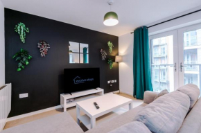 Sleeps 6, Free Parking, Perfect for Groups, Stunning Apartment with Balcony, Long Term Disc